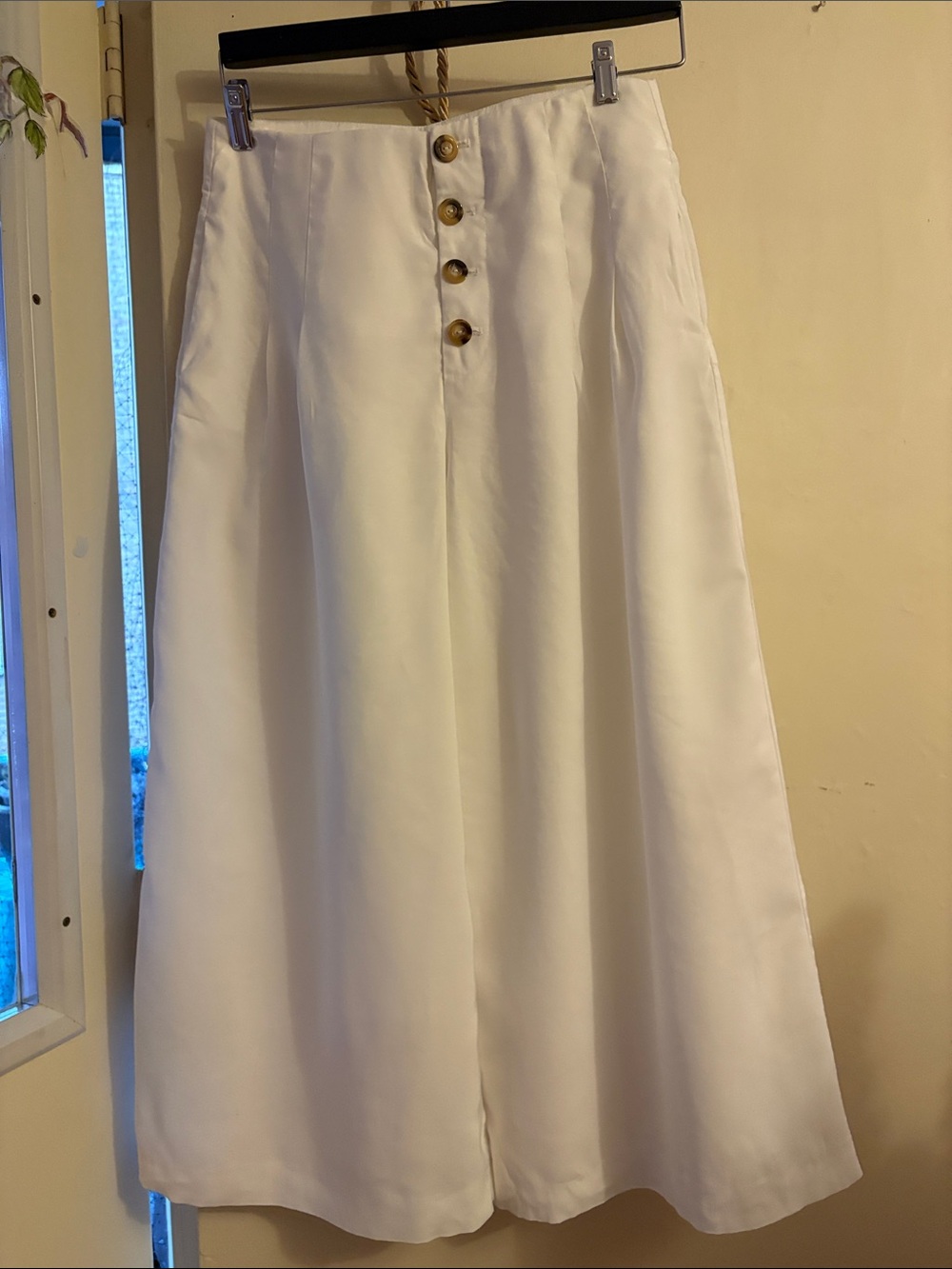 Zara White High-Waist Button-Front Wide Leg Capris.